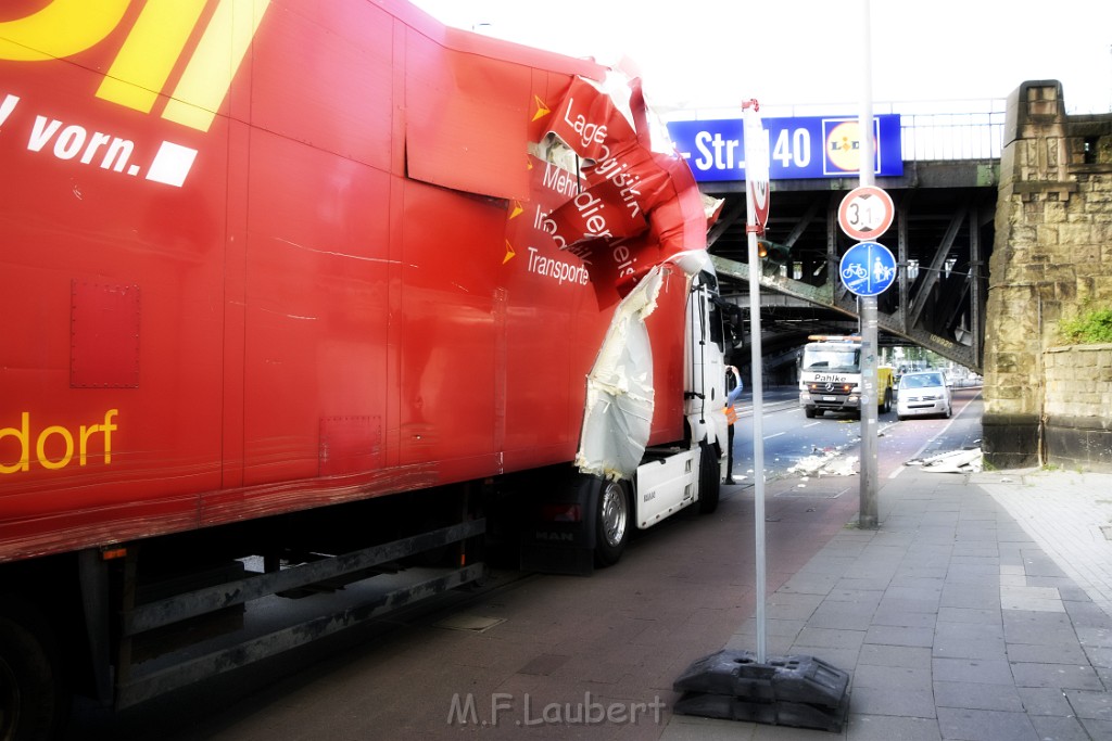 LKW blieb unter Bruecke haengen Koeln Deutz Opladenerstr Deutz Muelheimerstr P109.JPG - Miklos Laubert